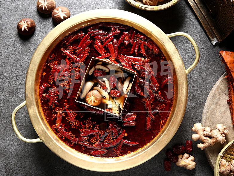 重慶火鍋為何風(fēng)靡全國？探究背后的文化符號(hào)