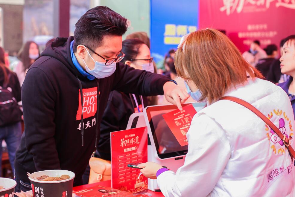 特色火鍋店如何用創意菜品吸引顧客？