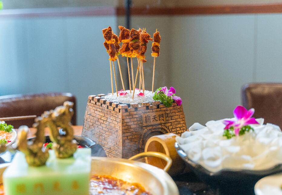 朝天門火鍋有特色嗎？菜品擺盤如何？