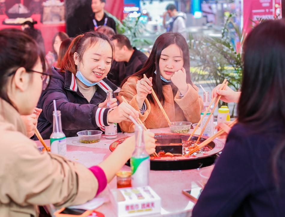 河池開火鍋加盟店，如何服務(wù)好顧客的胃？